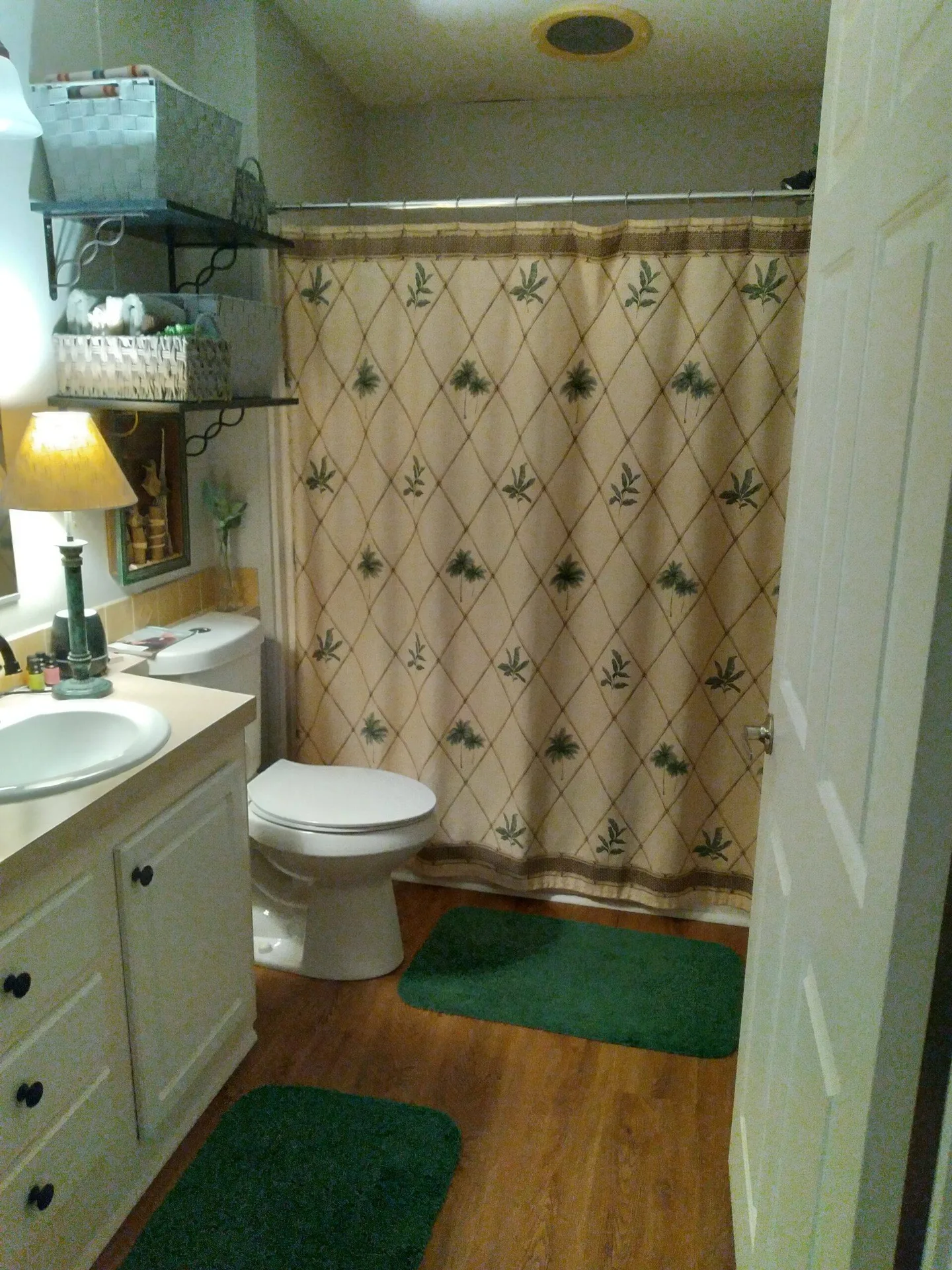 2 Bedrooms, Queen Beds, Guest bath — photo 1 of 2